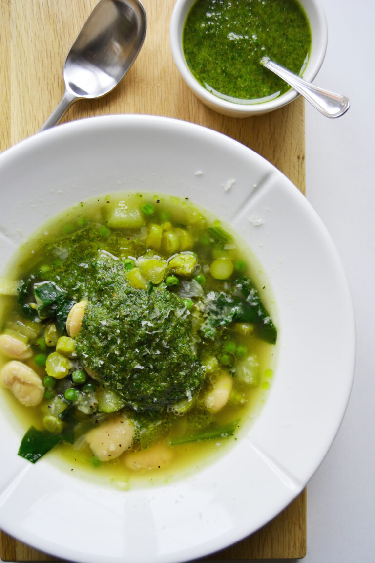 Grønn minestrone med hjemmelaget urtepesto