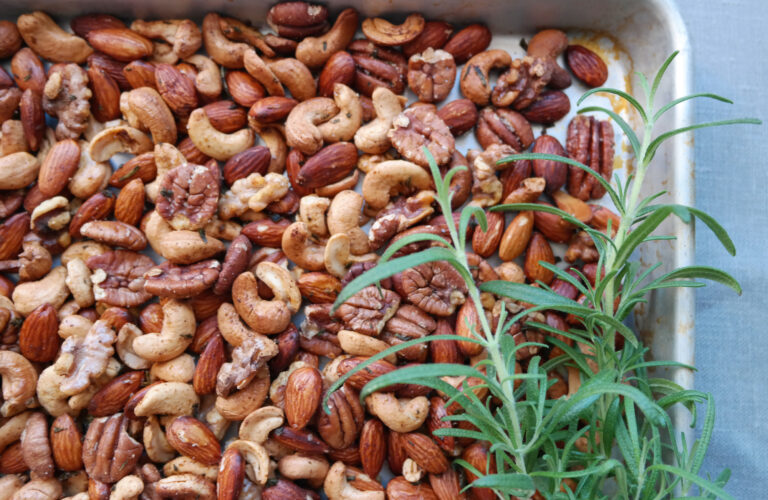 Krydret ristede nøtter med rosmarin