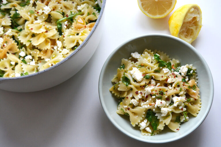Superrask pasta med ruccula, feta og chili flakes